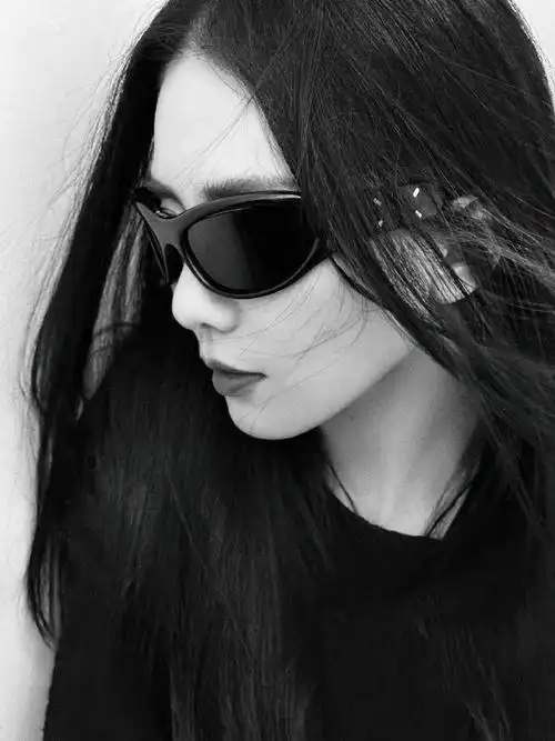 刘诗诗黑长直墨镜随拍##刘诗诗墨镜造型侧颜随拍
