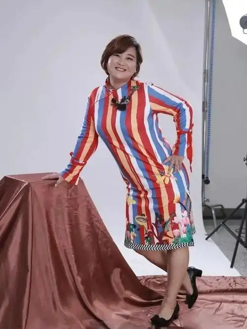 贾玲瘦了40斤差点认不出穿黑色收腰裙凹凸有致网友有腰了