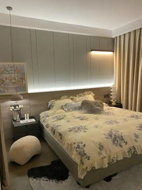 夜晚无滤镜的卧室一盏灯点亮一个家