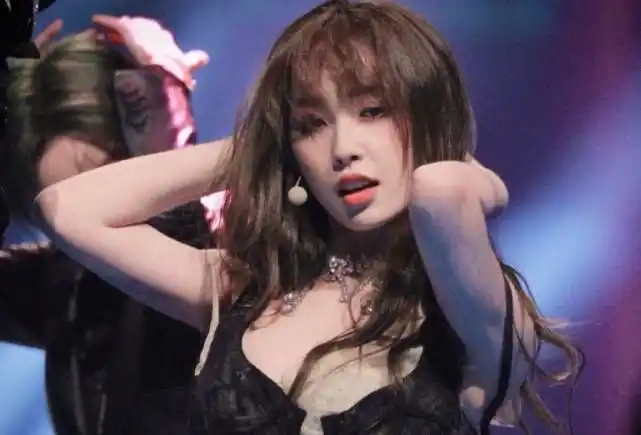 虞书欣跳舞时肩带滑落,谁注意她的救场动作,暴露自身真实情商