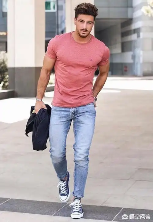 牛仔裤搭配什么鞋,男生穿牛仔裤配什么鞋好看?
