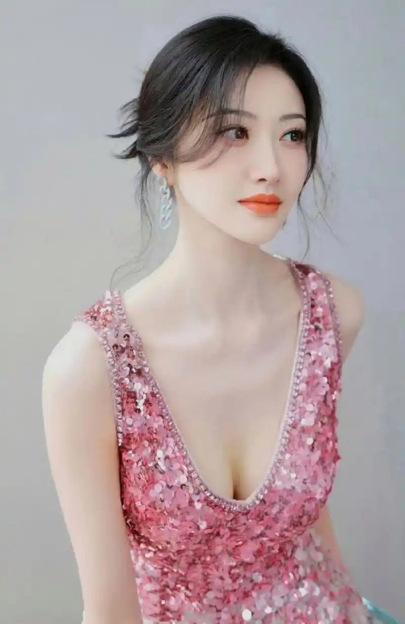 景甜这一身华丽的低胸造型迷死人了[亲吻][亲吻][亲吻][亲吻]