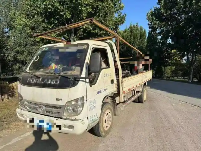 发现一辆货车后车厢坐了3名"乘客",且车厢内还有铁架,没有任何防护