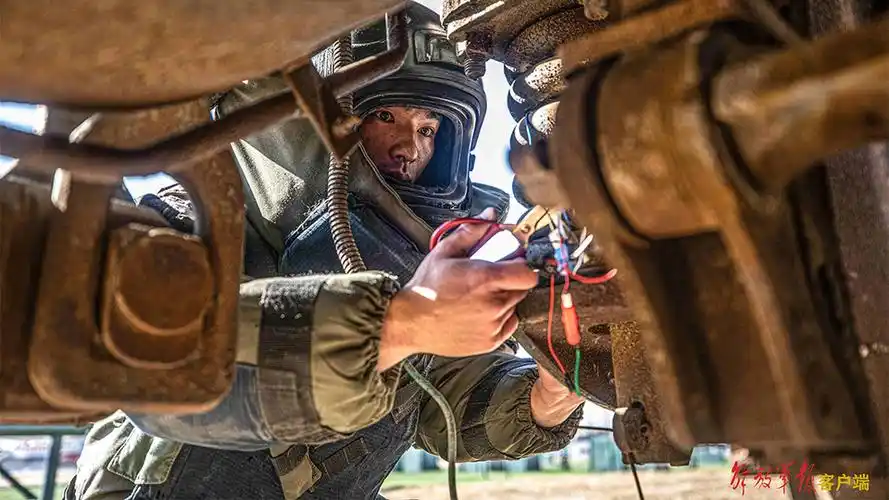 拆弹专家直击刀尖舞者排爆瞬间