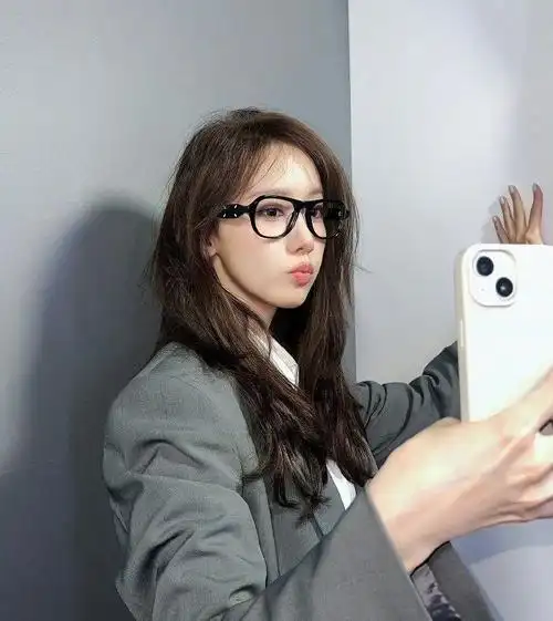 林允##林允儿#林允儿的烟熏妆造型,近期的物料中展现出了她独特的