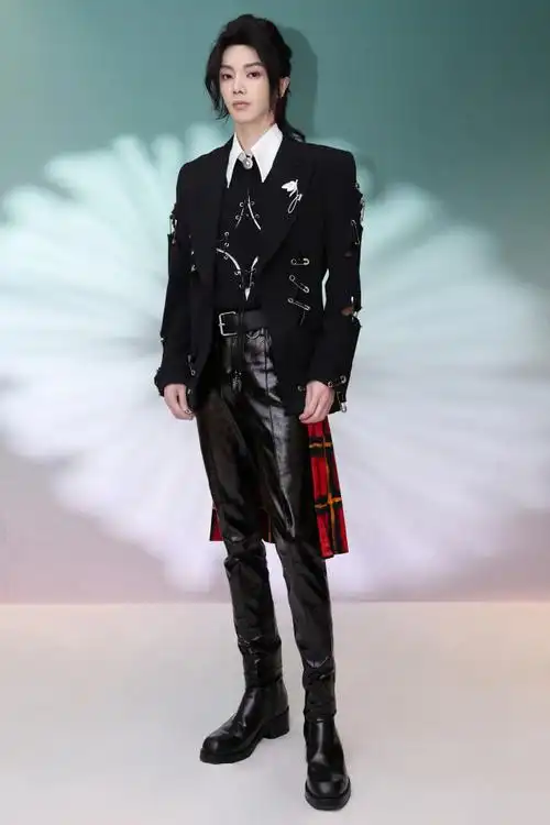 华晨宇超话#我来告诉你惊喜夜有多惊喜#宇宙一隅坠满星光,缤纷飞行,许