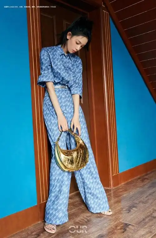 跟着明星学穿搭:陈瑶蓝色上衣搭配半身裙,简直是优雅仙女本人