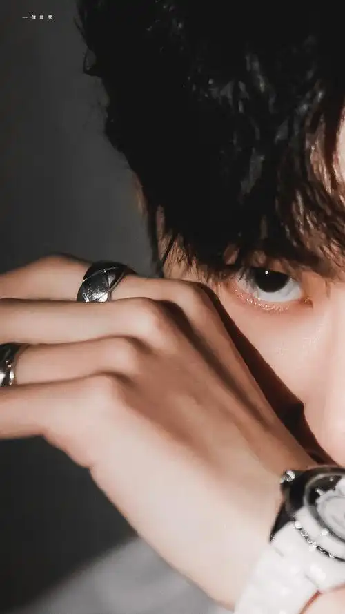 王一博禁欲系白衬衫