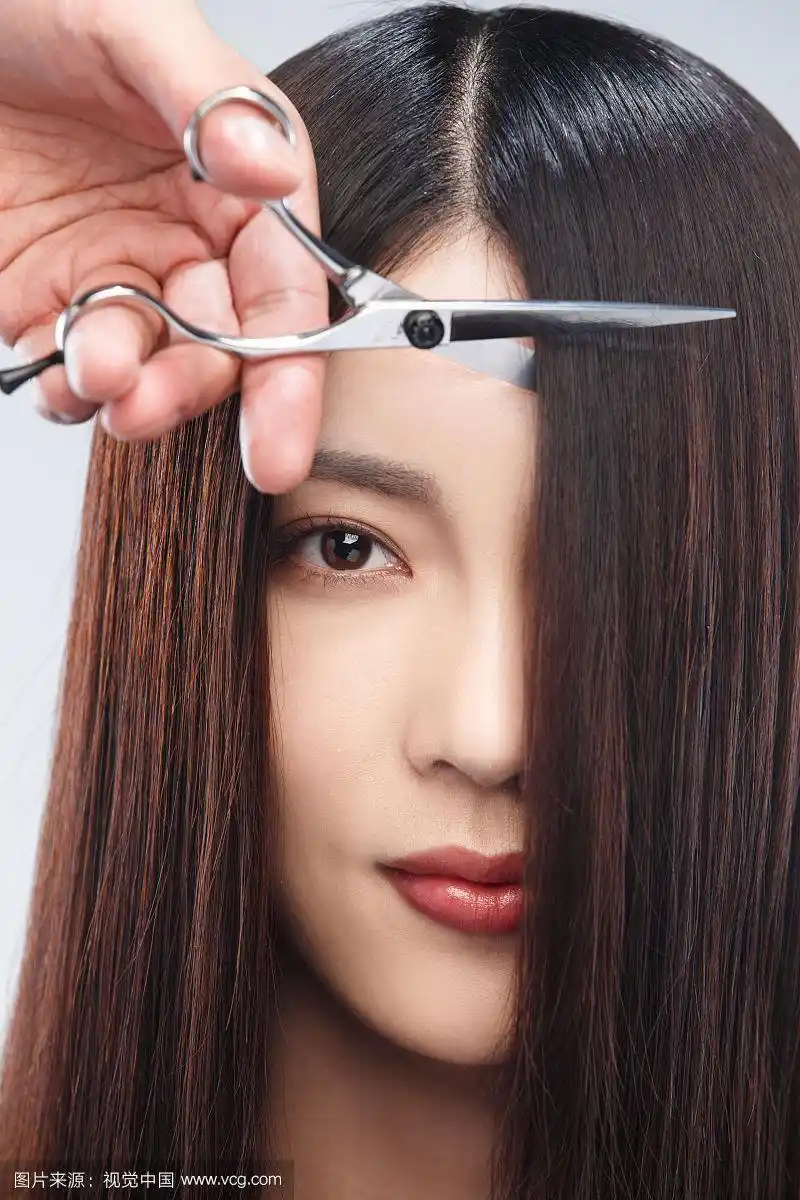 年轻女人剪头发 正版图片素材