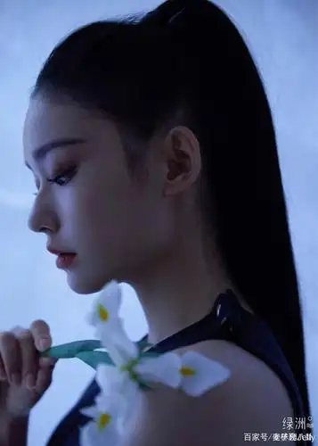 林允一秒变御姐,混色拼接裙 高马尾,凸显高挑身材