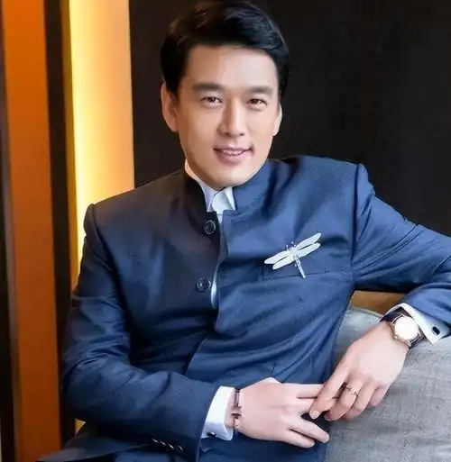 他钟情房东女儿,成名后花千万将妻子宠成宝,结婚二十多年0绯闻