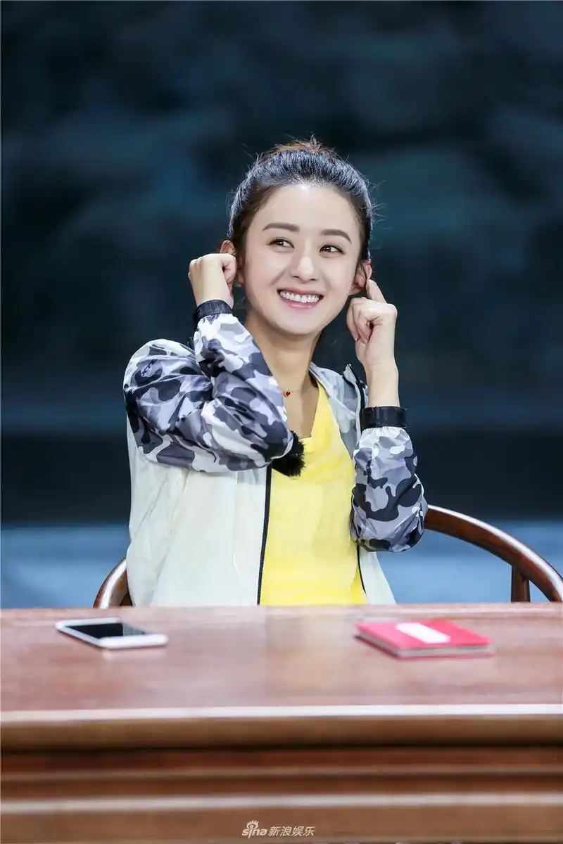 赵丽颖戴牛角呆萌 抱腿大笑似少女