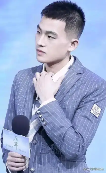 与那些年轻一代的艺人相比,他们以独特的魅力和风格在娱乐圈中独树一