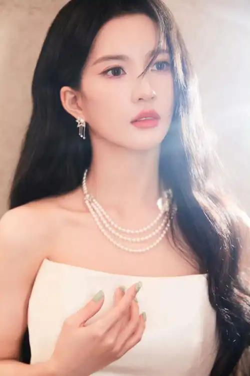 刘些宁优雅感##刘些宁纯白抹胸礼裙