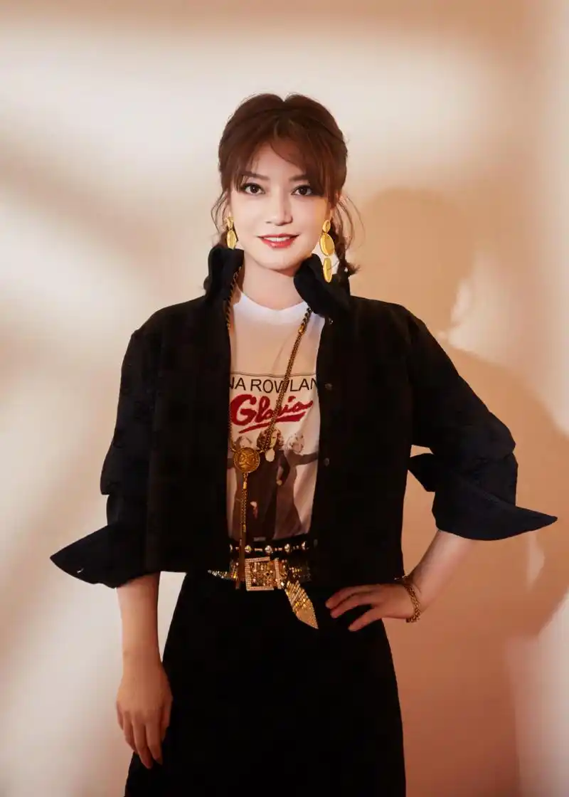 赵薇灵动且经典 造型:theballroom 妆发:王耀葳 摄影:摄影师代戴