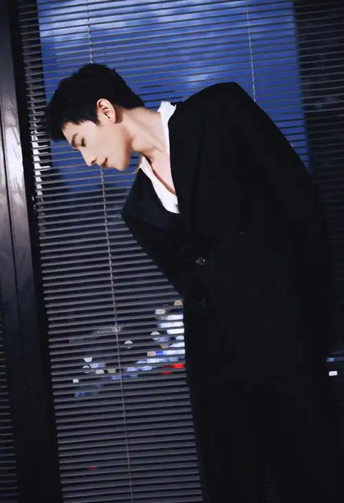 杨洋黑色深v西装造型