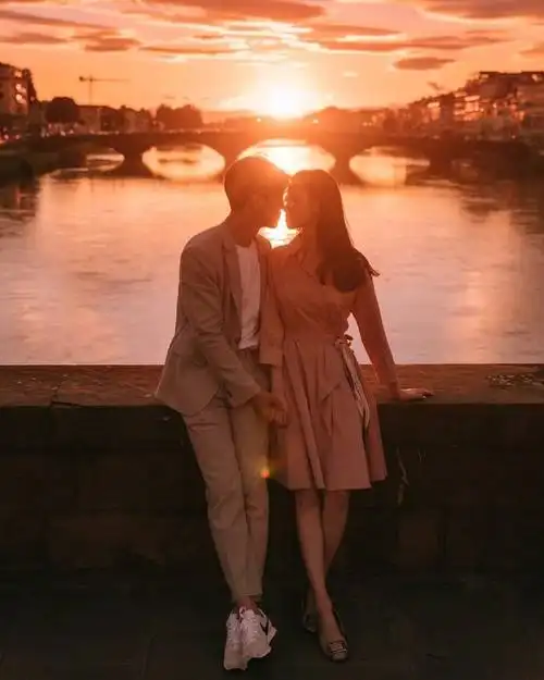 夕阳下的绝美情侣合照