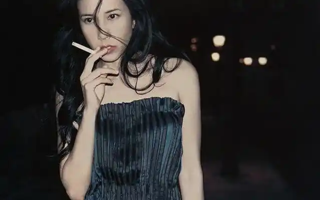 张柏芝戏里因剧情需要扮演一个"小姐"抽烟很有技术含量,不过在生活中