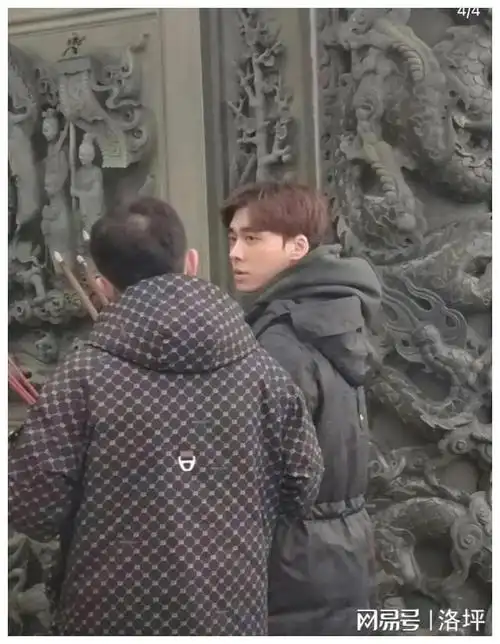 李易峰寺庙祈福穿黑袄子留中分驼背如路人退圈后星味全无