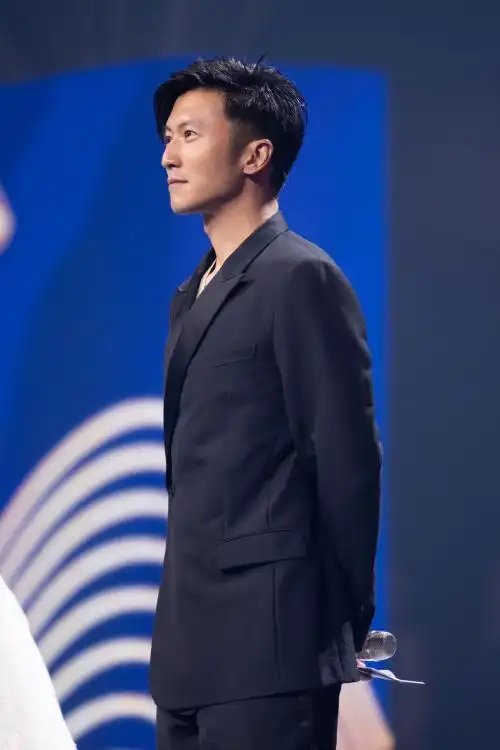 谢霆锋出席大湾区中秋电影音乐晚会解锁主持人身份