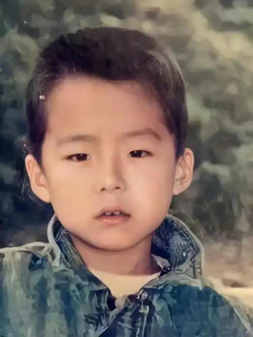 小时候这拍照审美也不差呀,长大变有个性了?#宝藏男孩刘宇宁