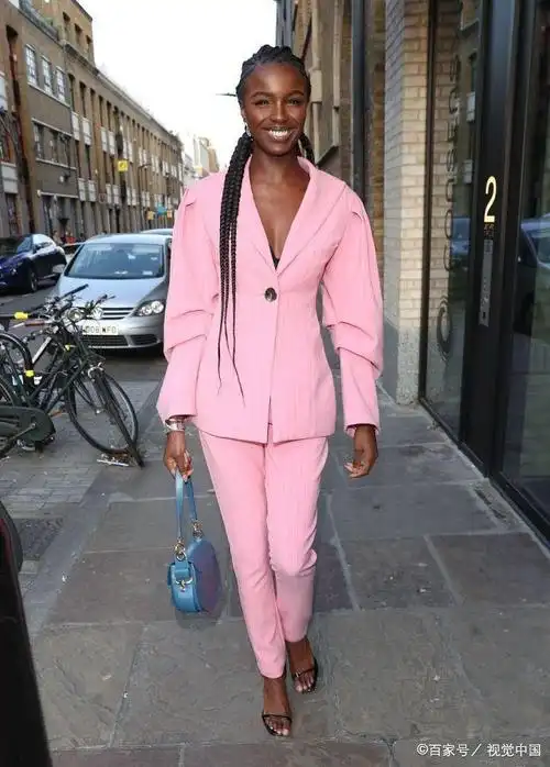 女模特安德森穿粉色西装霸气十足,与好友合影心情愉悦