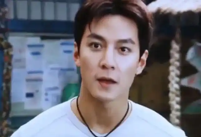 48岁吴彦祖近照引担忧!脸颊凹陷嘴唇黑紫疑患病,头顶秃了一大片