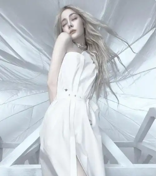 迪丽热巴时装三月刊造型火上热搜,简直是异世白精灵,美得震撼_腾讯