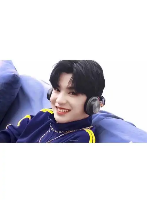 黄明昊crocs拍摄花絮接收成功笑起来的小贾就是治愈一切的小天使