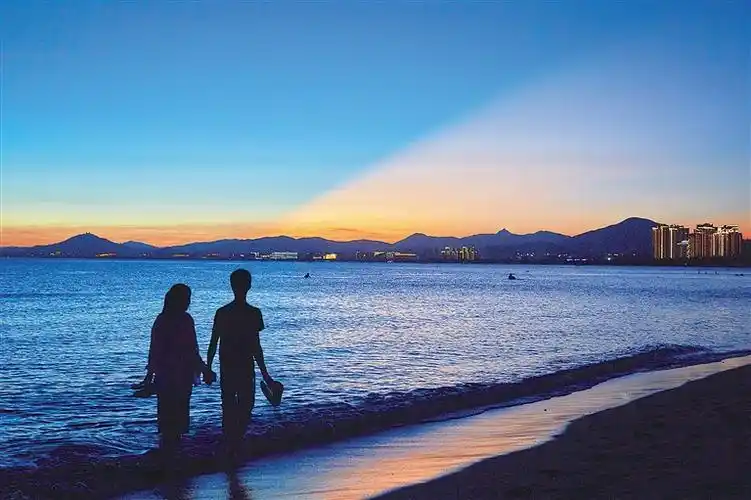 漫步海滩,登高望月,游逛夜市……月夜三亚,看那一抹温柔色