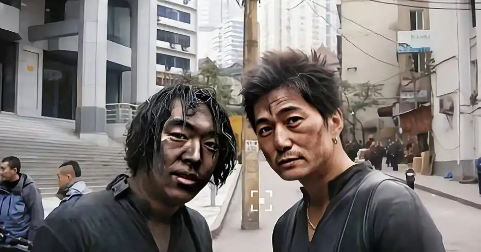 从他第一部电影说起,那应该就是《疯狂的石头》,当时的黄渤只是个无名