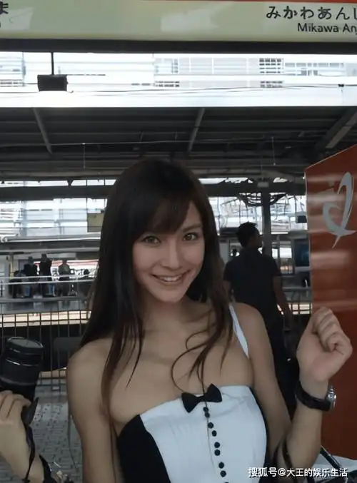 杨颖18岁在日本照片曝光,大口啃雪糕毫无形象,整容与否一看便知