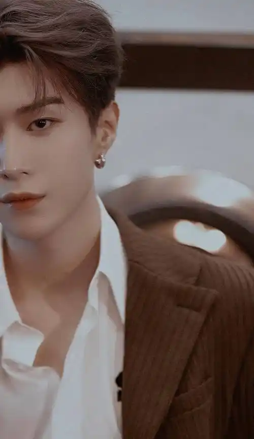 范丞丞条纹西装,迪丽短发,杨幂最美民国白大褂_迪丽热巴_感觉_眼神