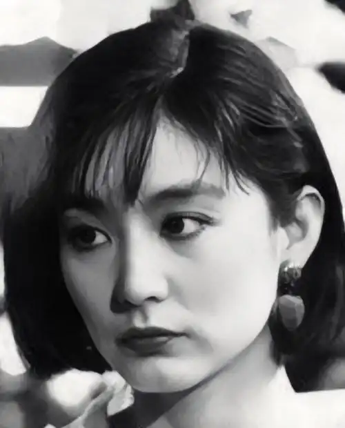 林青霞终于想到换发型,剪完刘海有了书卷气,微胖也不油腻