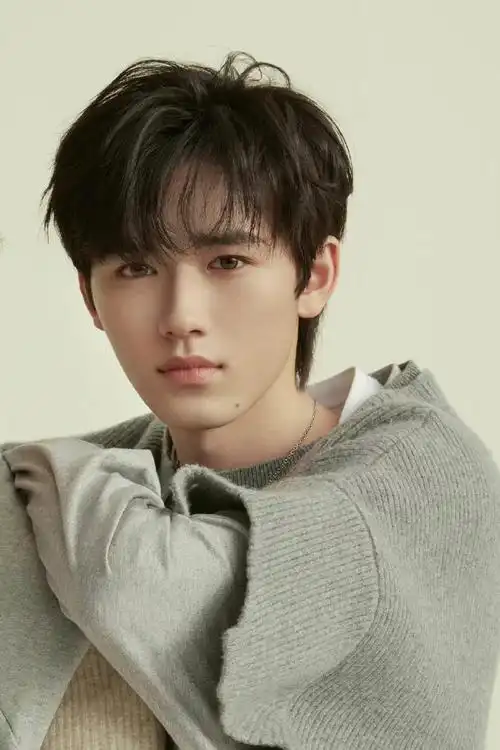 宋亚轩灰色针织衫造型