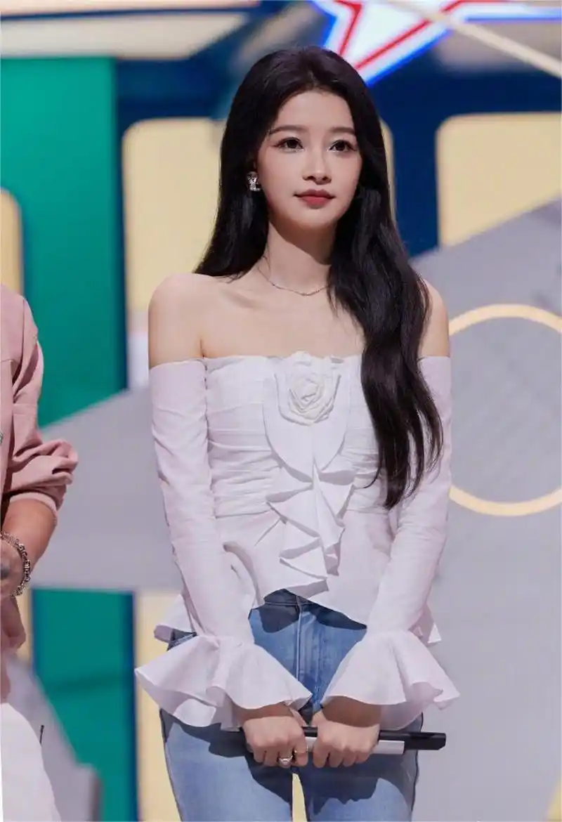 孙怡穿牛仔裤也这么亮眼,身高腿长,清新怡人