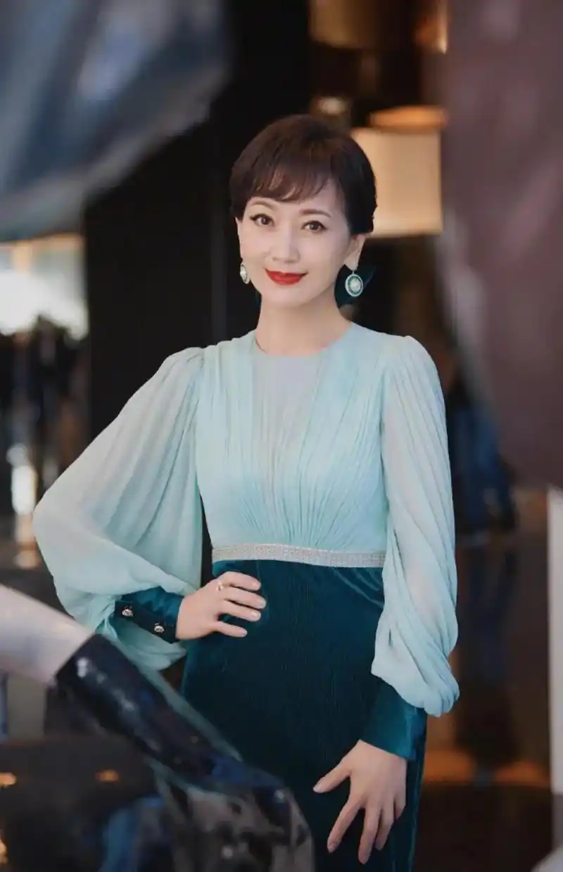 70岁赵雅芝,你知道你这么穿有多美吗?"衣淡发微卷",优雅气质