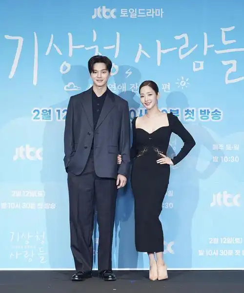 最萌身高差二十五南柱赫把金泰梨举高高语意错误193和177cm的吻太美好