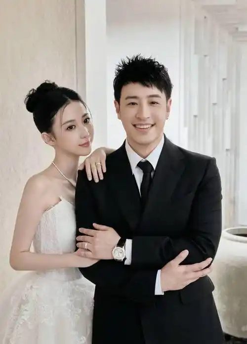 潘玮柏爱妻宣云公开多张婚礼现场高清照,四套婚纱尽显风情万种_孟佳