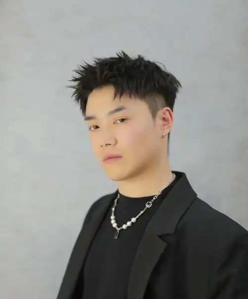 n钢夹烫不仅可以增加头发的层次感和立体感,还能让你的发型更加持久