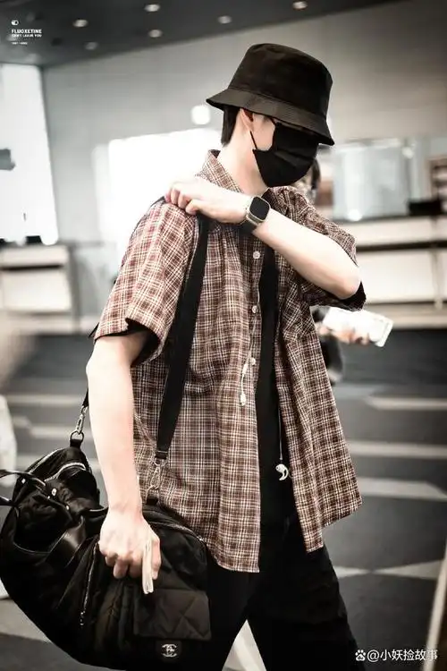 参加完香奈儿大秀的王一博,现身东京机场,准备回国,身穿红色格子衬衫