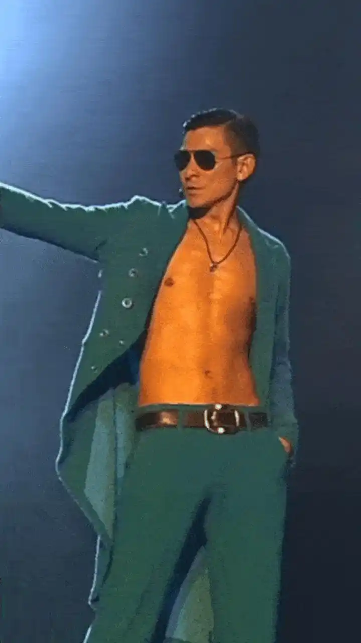 61岁刘德华的一组舞台腹肌照曝光,他身穿蓝色西装在舞台上热舞,大方秀