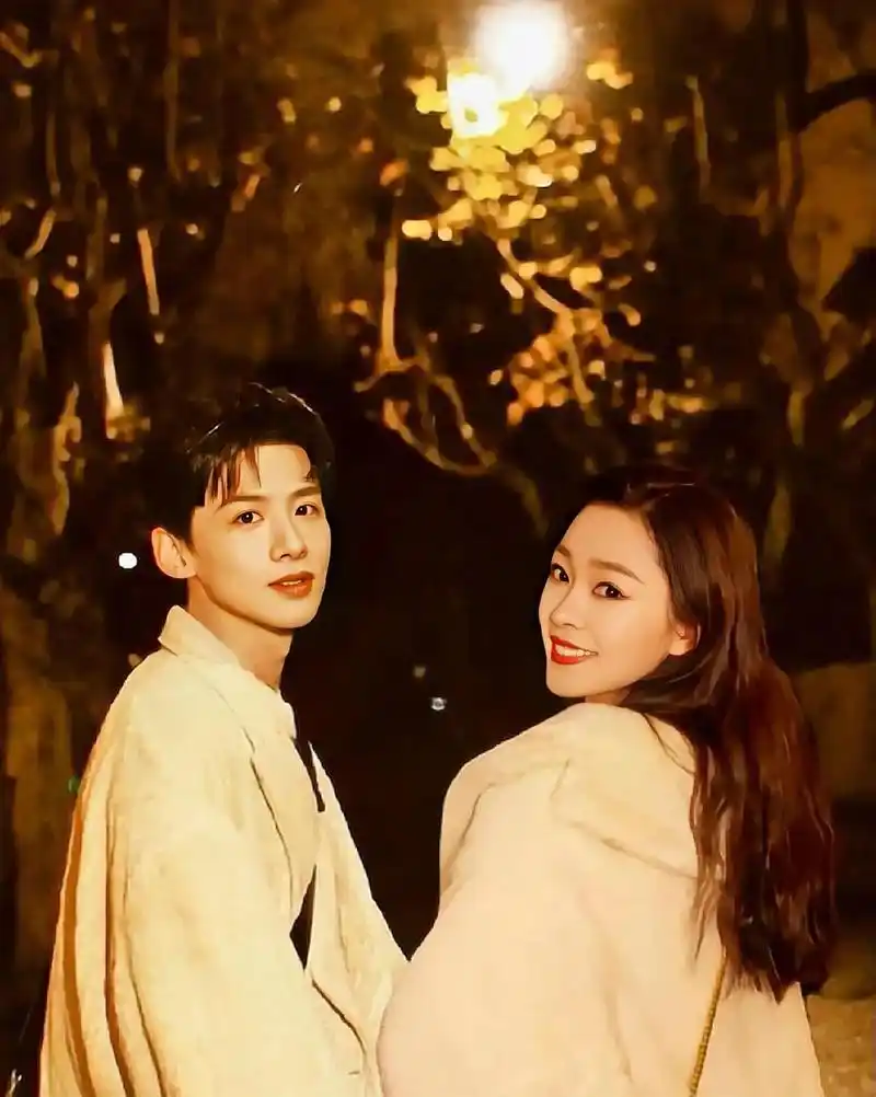 白敬亭没出轨,网传的出轨流量不是他,他和宋轶好着呢.  2.