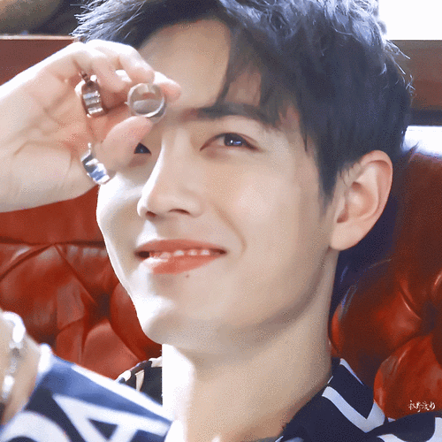 我哥现在笑起来可是有老钱风了哦@肖战