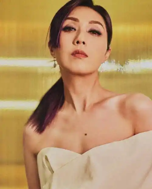 杨千嬅穿着连身裤展示了他的矩形肩膀,身材苗条,身材高大,比例完美