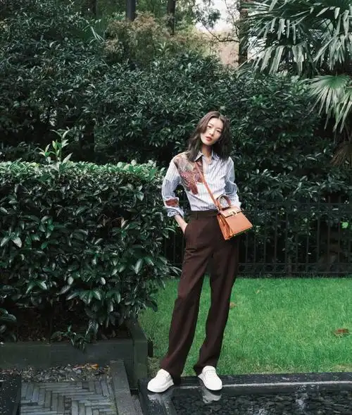 刘雯的早春穿搭太绝了休闲时髦得心应手不愧是人间芭比