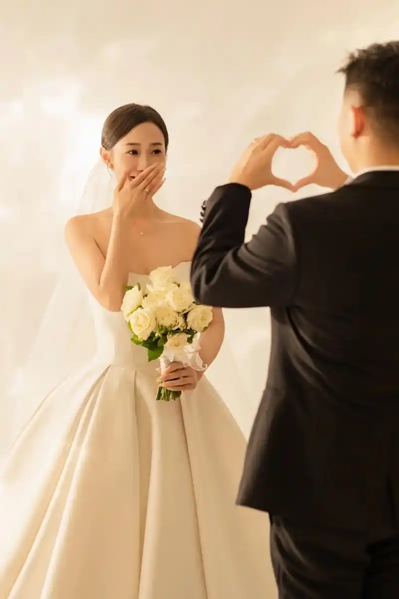 室内婚纱照必拍的水波纹光影婚纱照!