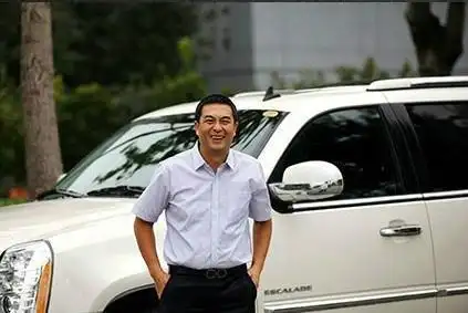 一仆二主中张嘉译开的是凯迪拉克哪款车啊?