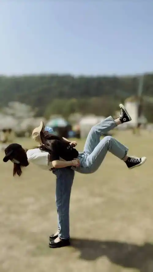 冲呀姐妹春拍记④8个闺蜜搞怪拍照姿势让她陪你一起奇奇怪怪可可爱爱