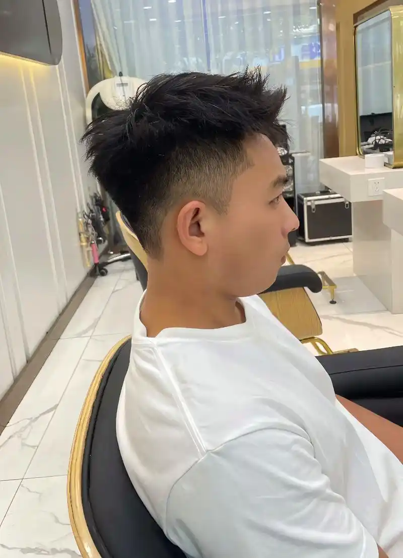 男士冬天短款前刺发型头发长度在5厘米左右